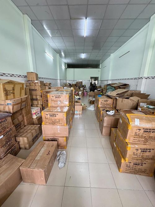 Hàng hóa thành phẩm chuẩn bị tuồn ra thị trường tiêu thụ. Ảnh: CA