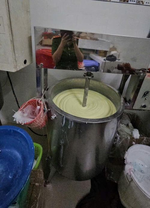 Máy móc và công nghệ để biến kem trộn thành hàng mỹ phẩm mang mác Mỹ, Thái Lan. Ảnh: CA