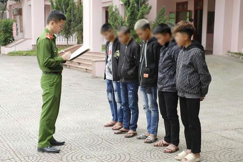 Công an bắt giữ các đối tượng.