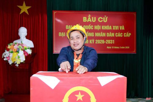  Cử tri phường Vũng Áng bỏ phiếu bầu cử. 