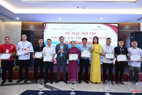 Ban tổ chức trao giải nhì và giải ba cho các đội thi.