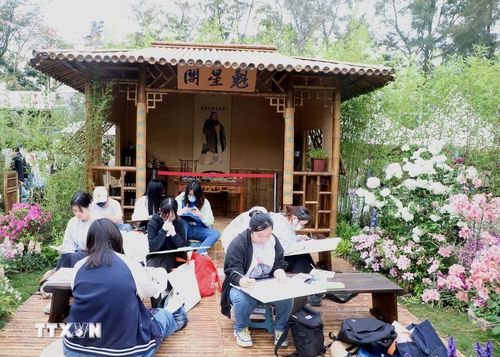 Các học sinh thi vẽ tranh tại sự kiện. (Ảnh: Xuân Vịnh/TTXVN tại Hong Kong)