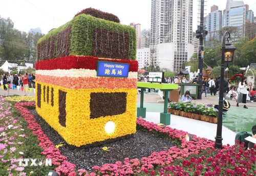 Tạo hình tàu điện, một phương tiện giao thông công cộng của Hong Kong tại Triển lãm. (Ảnh: Xuân Vịnh/TTXVN tại Hong Kong)