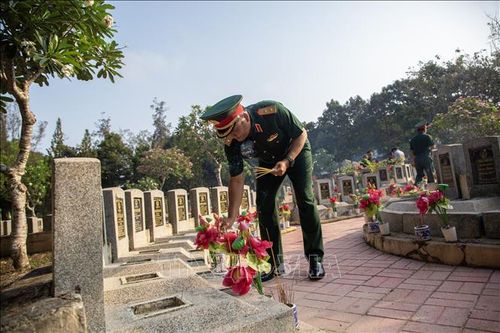 Trung tướng Lê Xuân Thế, Tư lệnh Quân khu 7, thắp hương các phần mộ liệt sĩ tại Nghĩa trang liệt sĩ Đồi 82 tỉnh Tây Ninh.