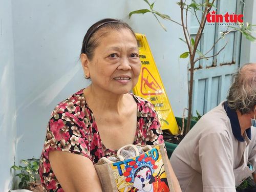 Bà Trương Cẩm Hoa (64 tuổi, ngụ phường Vườn Lài) bị thoái hóa khớp gối và đã gắn bó với phòng khám suốt 6 năm qua.