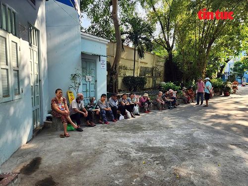 Các bệnh nhân đến phòng khám tại khuôn viên nhà thờ Đồng Tiến từ sớm để chờ vào khám bệnh.