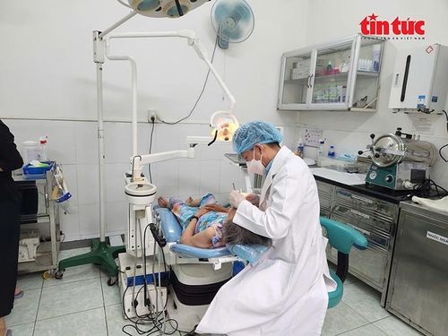 Ngoài khám bệnh, nhiều người còn được khám và điều trị răng miễn phí.