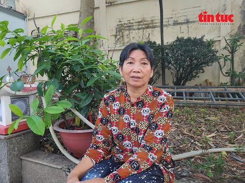 Bà Trương Thị Bớt (65 tuổi) ngồi chờ lấy thuốc.