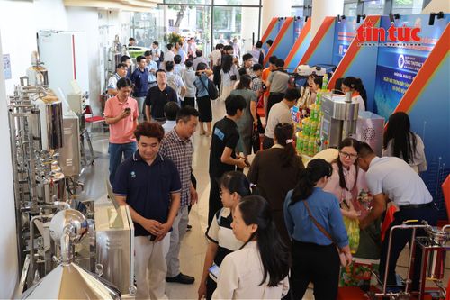 Các gian hàng công nghệ thu hút khách tham quan tại lễ ra mắt Sàn Giao dịch công nghệ TP Hồ Chí Minh phiên bản mới.