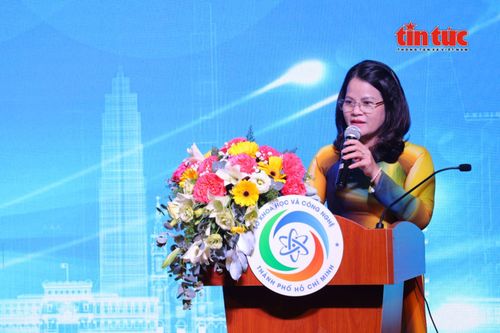 Bà Nguyễn Hoàng Bảo Trân, Phó Giám đốc Sở KH&amp;CN TP Hồ Chí Minh phát biểu khai mạc.