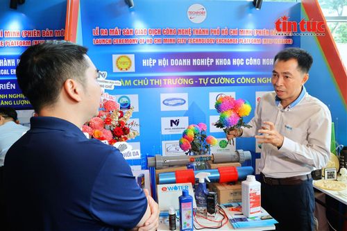 Ông Lê Trung Hiếu, Giám đốc Công ty TNHH Ewater Engineering, giới thiệu giải pháp công nghệ tại gian hàng, hiện đã được niêm yết trên Sàn Giao dịch công nghệ phiên bản mới.