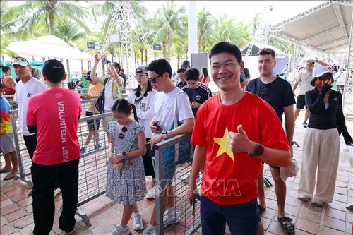 Vận động viên Việt Nam hào hứng chờ nhận thẻ tham gia cuộc thi.