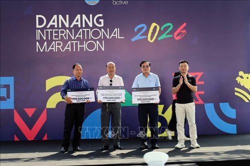 Ban Tổ chức cuộc thi trao bảng tượng trưng số tiền hỗ trợ cho trẻ em khó khăn, mồ côi và nạn nhân chất độc da cam tại cuộc thi.