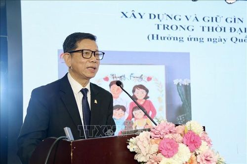 Thạc sỹ, Chuyên viên cao cấp Hoa Hữu Vân, nguyên Phó Vụ Trưởng Vụ Gia đình, trực tiếp trao đổi chia sẻ nội dung chuyên đề “Xây dựng và giữ gìn hạnh phúc gia đình trong bối cảnh hiện nay” tại Hội nghị.