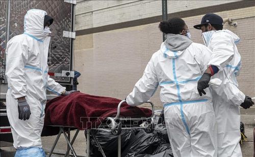 Nhân viên y tế chuyển thi thể bệnh nhân COVID-19 tại Brooklyn, New York, Mỹ. Ảnh: AFP/TTXVN