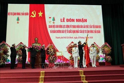 Phó Đô đốc Nguyễn An Phong gắn Huân chương Bảo vệ Tổ quốc hạng Nhất lên Quân kỳ quyết thắng của Vùng 2 Hải quân. Ảnh: Đoàn Mạnh Dương/TTXVN