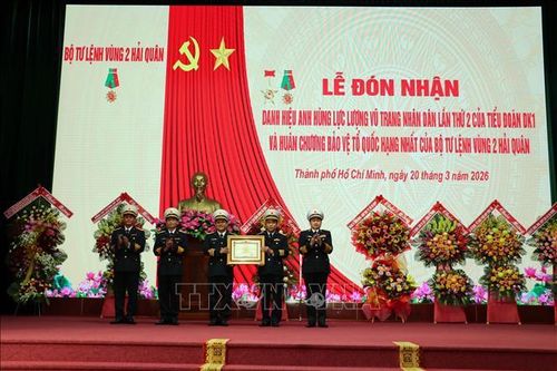 Thừa ủy quyền của Chủ tịch nước, Phó Đô đốc Trần Thanh Nghiêm đã trao bằng đơn vị Anh hùng Lực lượng vũ trang nhân dân cho Tiểu đoàn DK1. Ảnh: Đoàn Mạnh Dương/TTXVN