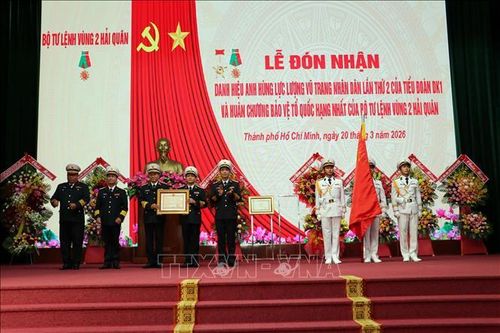 Phó Đô đốc Nguyễn An Phong gắn Huân chương Bảo vệ Tổ quốc hạng Nhất lên Quân kỳ quyết thắng và trao bằng Huân chương Bảo vệ tổ quốc cho Vùng 2 Hải quân. Ảnh: Đoàn Mạnh Dương/TTXVN