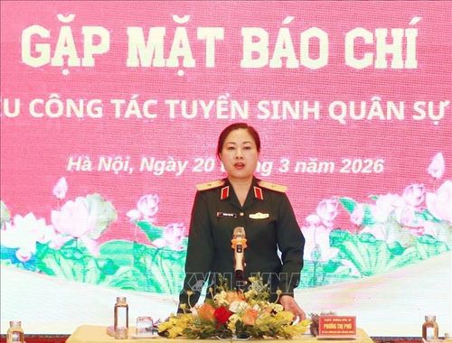 Thiếu tướng, Tiến sĩ Phùng Thị Phú, Phó Cục trưởng Cục Quân huấn - Nhà trường chủ trì buổi gặp mặt. Ảnh: Trọng Đức/TTXVN