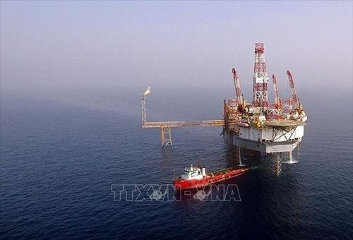 Tàu Sahar 2 rời giàn khoan dầu ngoài khơi Resalat để tới đảo Kharg của Iran. Ảnh: IRNA/TTXVN
