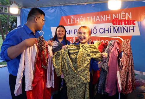 Gian hàng trang phục truyền thống của cộng động các dân tộc thu hút các thanh niên tại lễ hội.