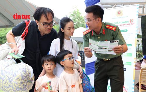 Thanh niên Công an TP Hồ Chí Minh tuyên truyền cẩm nang phòng chống ma túy.
