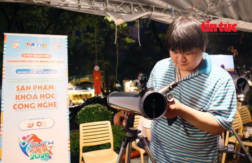 Các gian hàng trưng bày các sản phẩm về khoa học công nghệ thu hút các thanh niên trẻ.