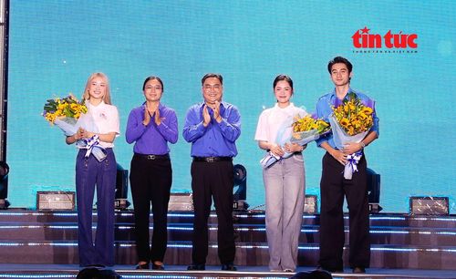 Ông Ngô Minh Hải, Bí thư Thành Đoàn, Chủ tịch Hội Liên hiệp Thanh niên Việt Nam TP Hồ Chí Minh (ở giữa) tặng hoa chúc mừng các đại sứ truyền thông của Lễ hội Thanh niên TP Hồ chí Minh lần 6.