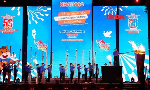 Nghi thức thắp đuốc truyền thống khai mạc Lễ hội Thanh niên TP Hồ Chí Minh - Youth Fest 2026.