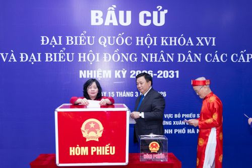Bà Bùi Thị Minh Hoài và các đại biểu bỏ những lá phiếu đầu tiên tại khu vực bỏ phiếu số 7, đơn vị bầu cử số 2 thuộc tổ dân phố số 9 và 10 phường Xuân Đỉnh hôm 15/3.