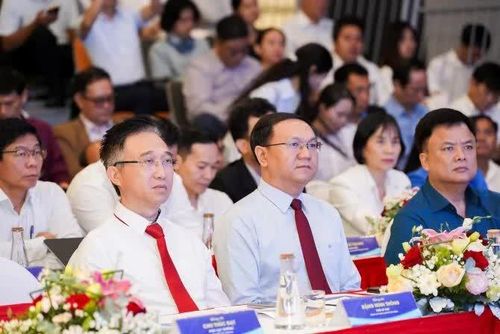 Phó Bí thư Thành ủy TP Hồ Chí Minh Đặng Minh Thông (cà vạt đỏ, ngoài cùng bên trái) và Giám đốc Sở Khoa học và Công nghệ TP Hồ Chí Minh Lâm Đình Thắng.