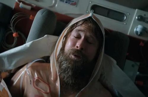 Ryan Gosling vào vai Grace, người tỉnh dậy sau cơn hôn mê và thấy mình đang ở trong một khoang tàu vũ trụ, xung quanh là hai người đã chết. - Ảnh: Baidu