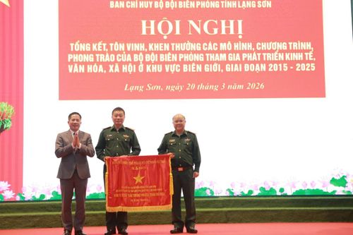 Bộ đội Biên phòng tỉnh Lạng Sơn đón nhận Cờ Thi đua của Chính phủ.