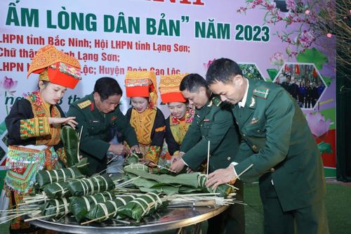Trong những năm qua, lực lượng Bộ đội Biên phòng luôn "3 cùng" với nhân dân và phụ nữ miền biên cương vui xuân, đón Tết.