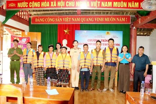 Hội Phụ nữ Công an tỉnh, Hội LHPN xã và Công an xã Thường Xuân trao áo phao cho các hộ dân tại khu du lịch cộng đồng Bản Mạ.