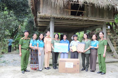 Đoàn công tác trao kinh phí đỡ đầu và quà cho gia đình hai con đỡ đầu Phạm Thị Khánh Nhi và Vi Thị Uyên.