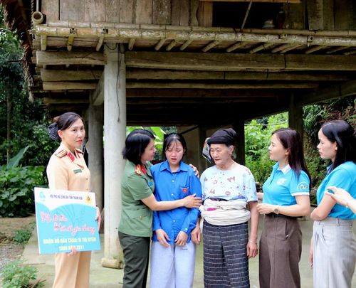 Con Vi Thị Uyên xúc động trước sự quan tâm của các mẹ đỡ đầu.