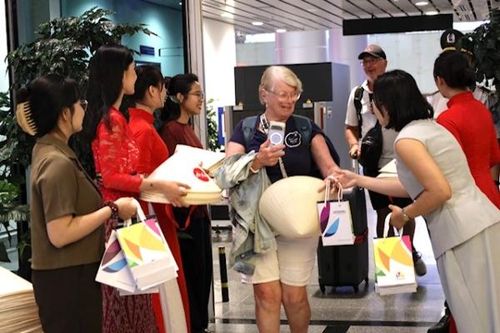 Du khách trên những chuyến bay bày tỏ sự hào hứng trước sự đón tiếp thân thiện và hiếu khách của thành phố Đà Nẵng.