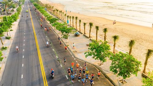 Tham gia cuộc thi Marathon quốc tế Đà Nẵng 2026, các vận động viên chạy qua những cung đường đẹp của thành phố. Ảnh: NGUYÊN KHANG