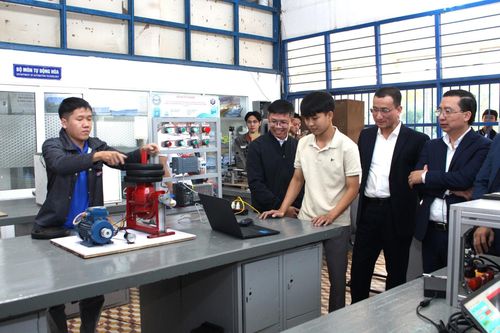 Việc tiếp nhận các phòng nghiên cứu, thực hành từ doanh nghiệp hỗ trợ, hợp tác giúp sinh viên có cơ hội tiếp cận công nghệ mới trong quá trình học tập. Trong ảnh: Sinh viên Trường Đại học Sư phạm Kỹ thuật thực hành tại Phòng Tự động hóa và truyền động nâng cao. Ảnh: THU HÀ