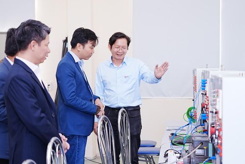 Thiết bị hiện đại, công nghệ tại các phòng thí nghiệm, thực hành của Trường Đại học Bách khoa. Ảnh: THU HÀ