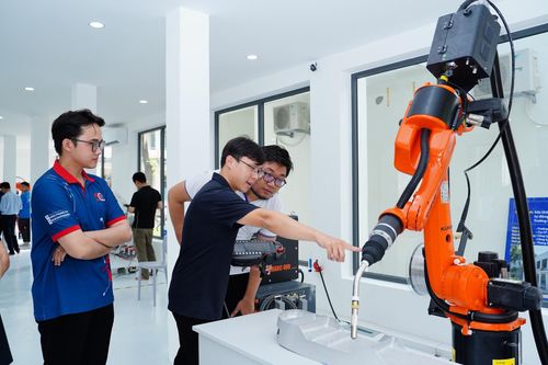 Sinh viên Trường Đại học Bách khoa, Đại học Đà Nẵng, với thiết bị, công nghệ công nghệ mới, hiện đại được đưa vào hoạt động. Ảnh: THU HÀ