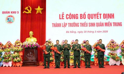 Lãnh đạo Quân khu 5 tặng hoa chúc mừng Ban Giám hiệu nhà trường. Ảnh: LÊ TÂY