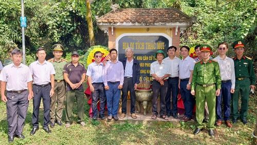 Các đại biểu chụp ảnh lưu niệm tại di tích lịch sử Căn cứ Thị ủy Tam Kỳ. Ảnh: XUÂN HIẾU