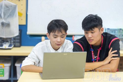 Học sinh lớp 12, Trường PTDTNT THPT Mường Nhé tận dụng công nghệ hỗ trợ quá trình ôn luyện.