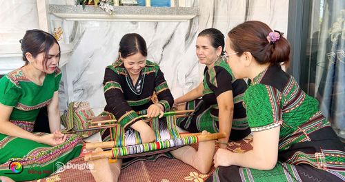 Các thành viên trong gia đình ông Điểu Vơn cùng nhau chia sẻ bí quyết dệt vải đẹp. Ảnh: Đào Bằng