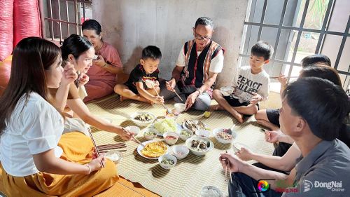 Mâm cơm của gia đình ông Điểu Vơn giản dị nhưng đậm đà bản sắc văn hóa đồng bào M’nông với những món ăn dân dã như cá suối, canh thục… Ảnh: Đào Bằng