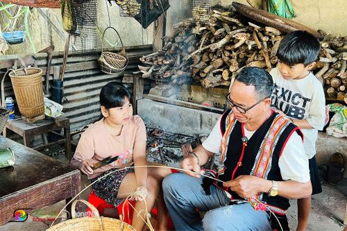 Ông Vơn đồng hành cùng các cháu trong mọi hoạt động hằng ngày. Ảnh: Đào Bằng