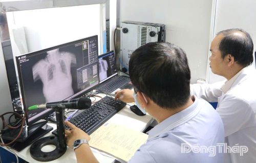 Chụp X-quang phổi tầm soát bệnh lao cho người dân.
