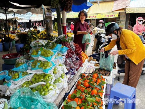 Người dân đến mua sắm tại chợ Thạnh Trị.